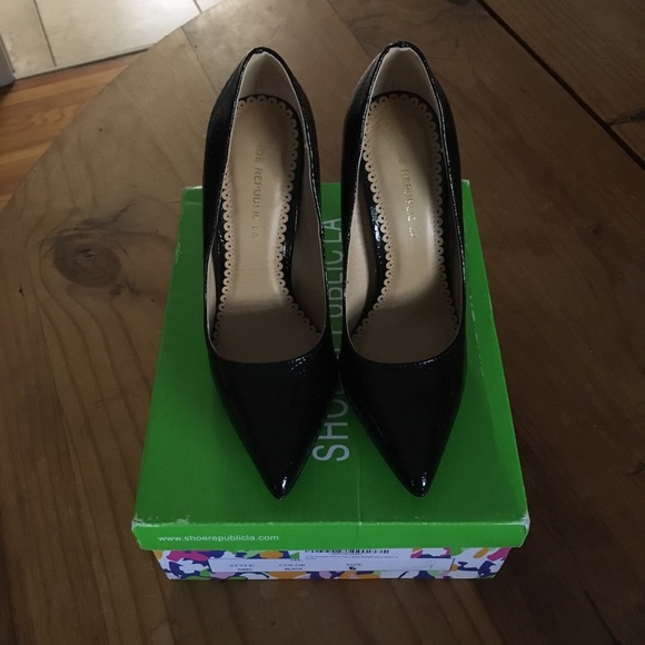 Black Patent Pumps. - Picture 2 of 4